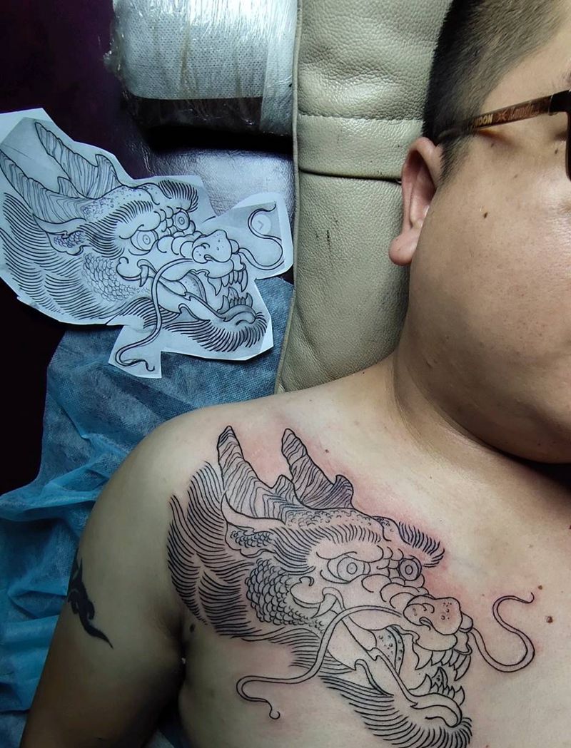 龙纹身图片_胸部老传统龙纹身图案