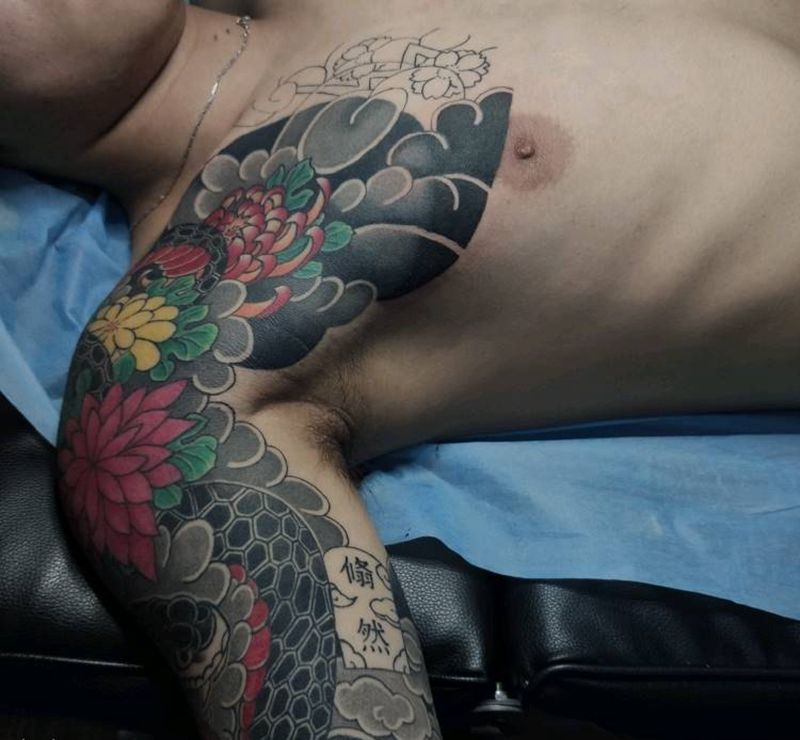 日式七分袖纹身图片_手臂胸部老传统蛇老传统日式纹身图案