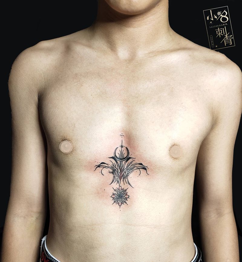 前胸纹身图片_胸部花体字纹身图案