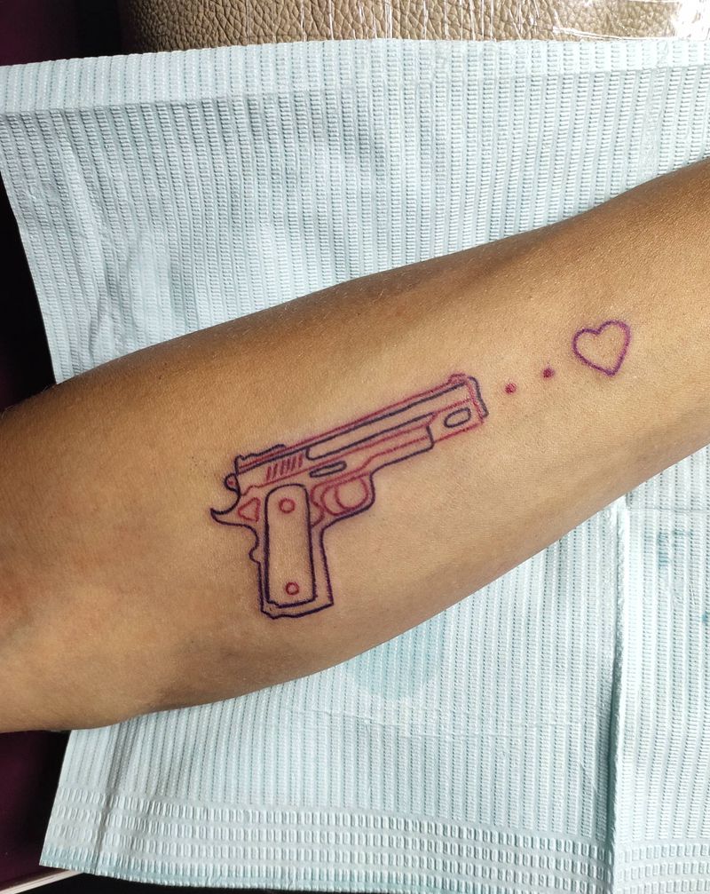 枪纹身图片_手部水彩纹身图案