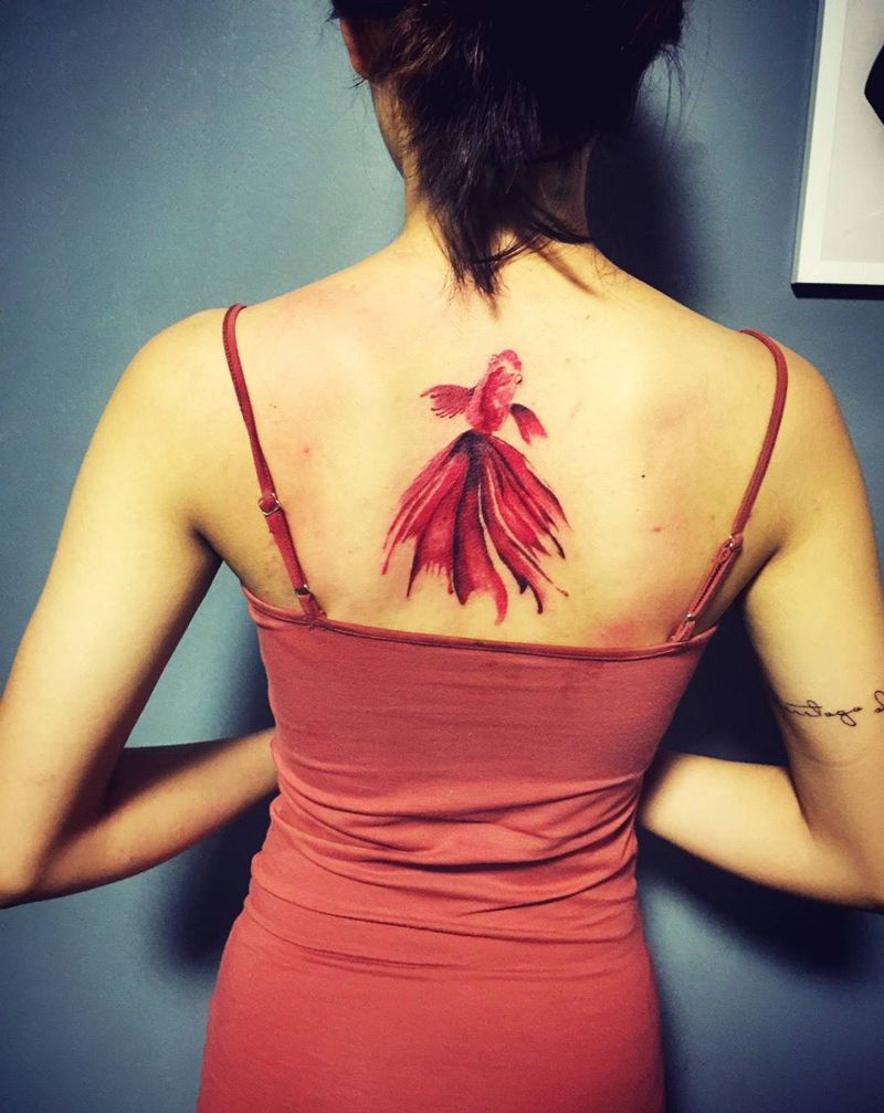 金鱼纹身图片_成品背部写实原创纹身图案