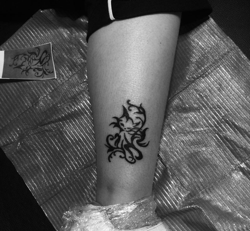 猫纹身图片_成品腿部清新图腾纹身图案