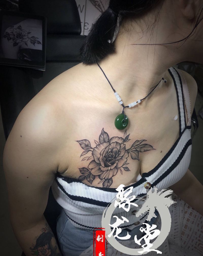 素花纹身图片_胸部点刺几何纹身图案