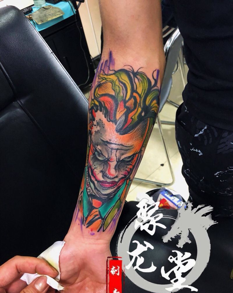 水彩小丑纹身图片_手臂水彩水墨纹身图案