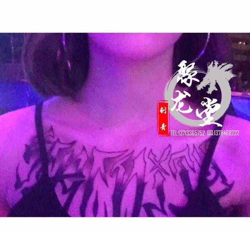 未完纹身图片_胸部几何纹身图案