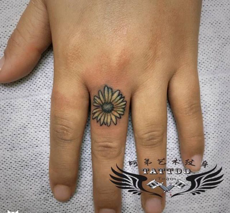 葵花纹身图片_手部新传统纹身图案