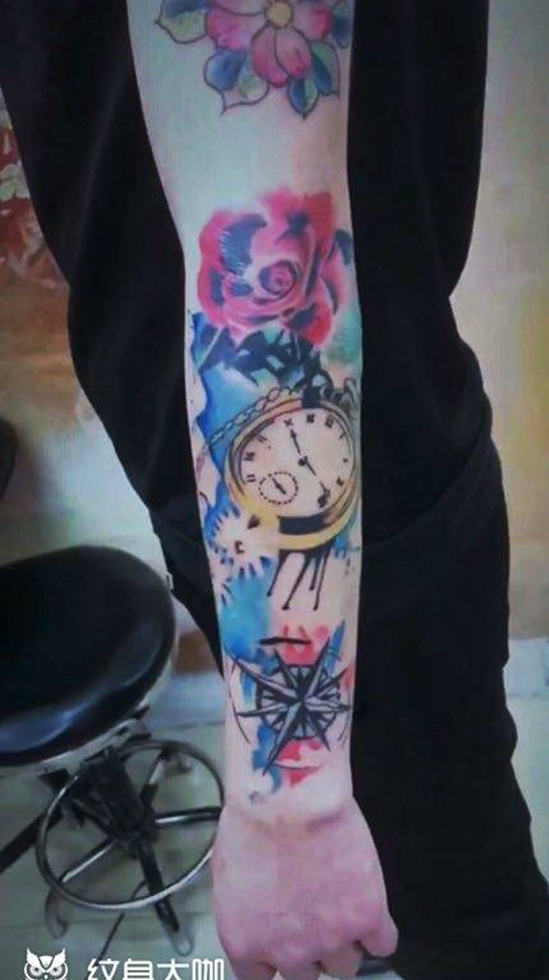 指针上的玫瑰纹身图片_手臂手部水彩纹身图案