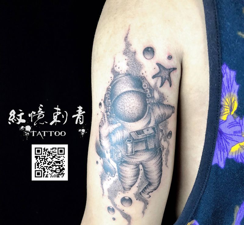 宇航员纹身图片_手臂点刺纹身图案