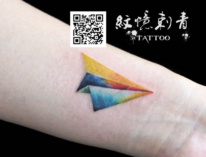 飞机纹身图片_手部几何纹身图案