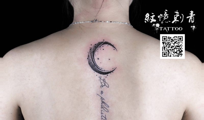 脊柱英文纹身图片_背部花体字纹身图案