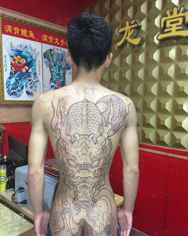 线条满背龙纹身图片_新传统纹身图案