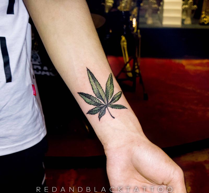 大麻叶纹身图片_欧美写实水彩纹身图案
