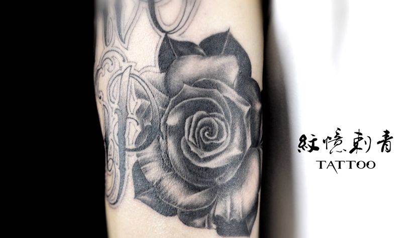 花体纹身图片_手臂花体字纹身图案