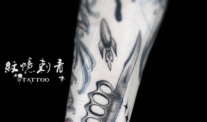 匕首纹身图片_手臂Old School纹身图案