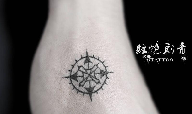 指南针纹身图片_手部几何纹身图案