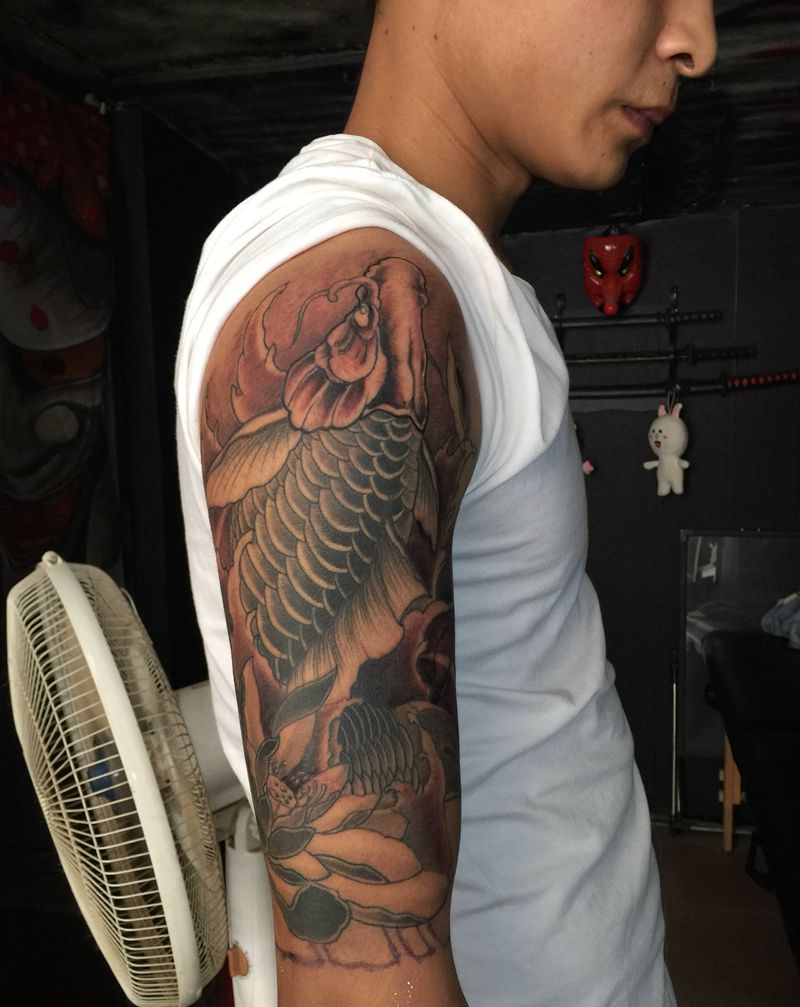 鱼纹身图片_肩部手臂新传统纹身图案