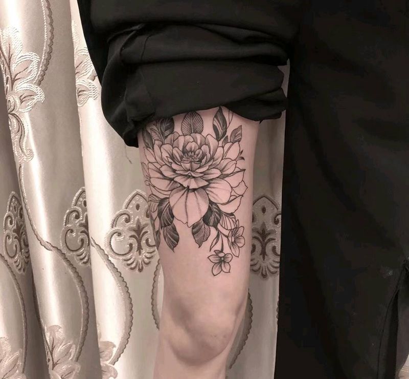 素花.还有点没做完.纹身图片_脚部点刺素花纹身图案