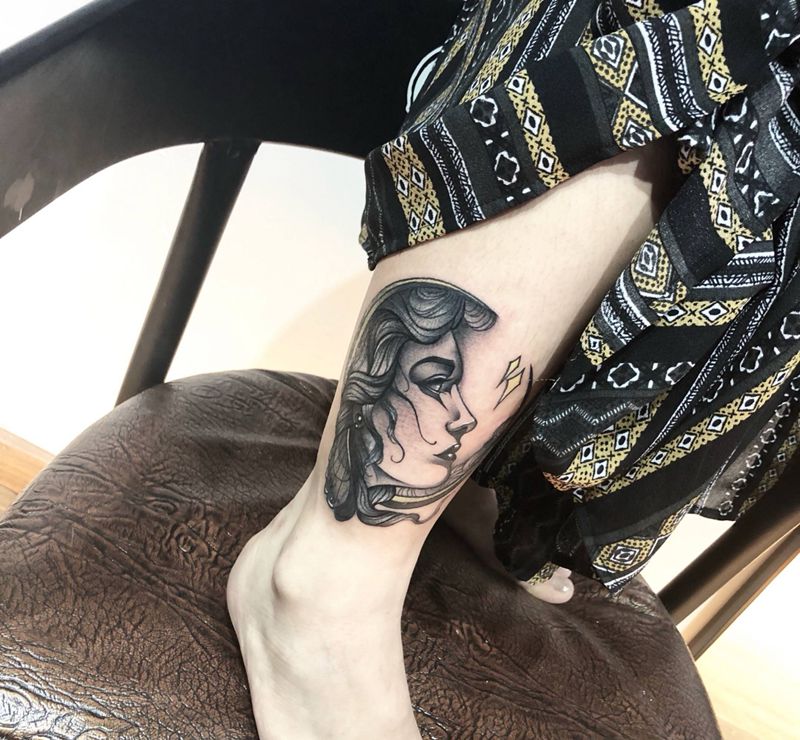 女郎遮盖纹身图片