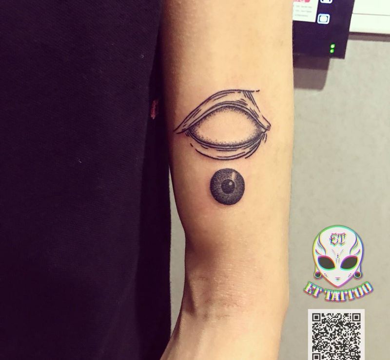 点刺眼纹身图片