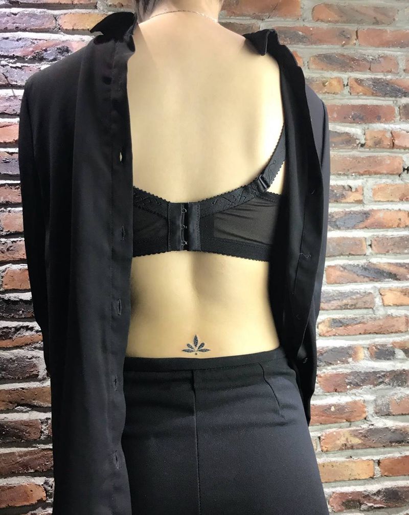 后腰小荷花纹身图片