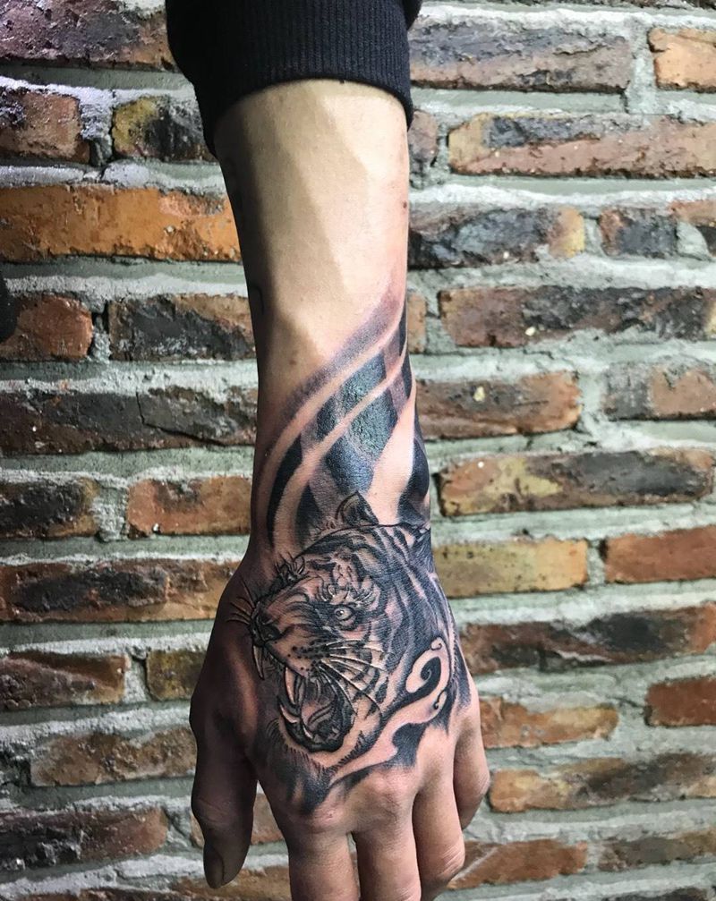 手背老虎纹身图片