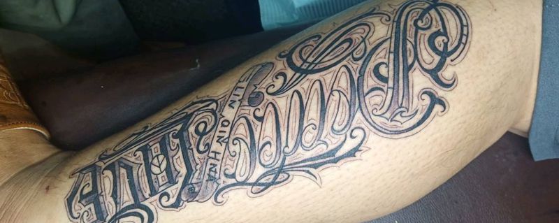 花体字纹身图片_腿部花体字纹身图案