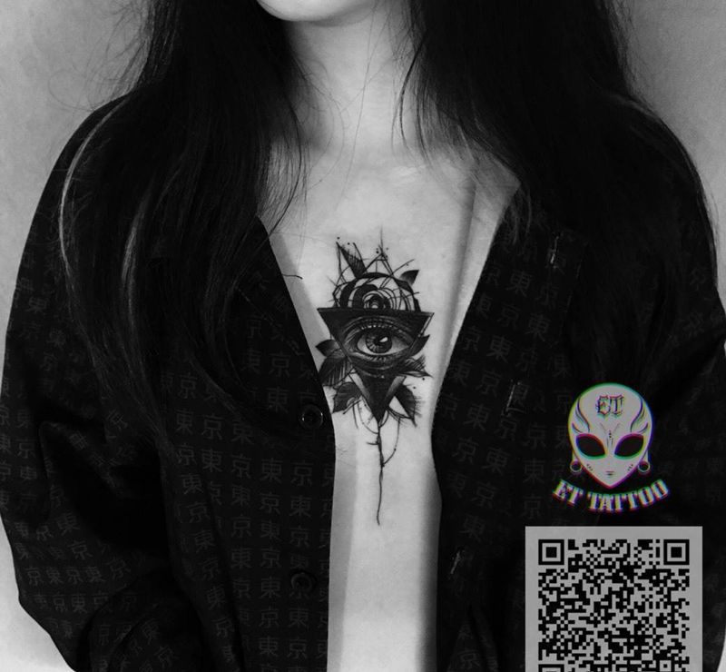 胸口暗黑眼纹身图片