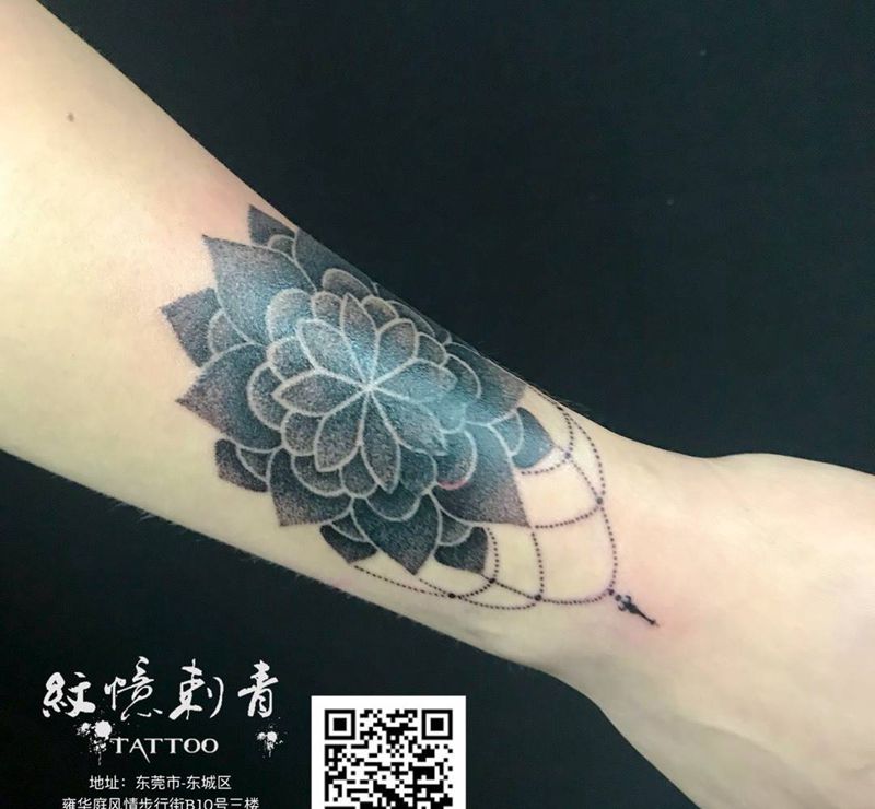 曼陀罗花遮盖作品纹身图片