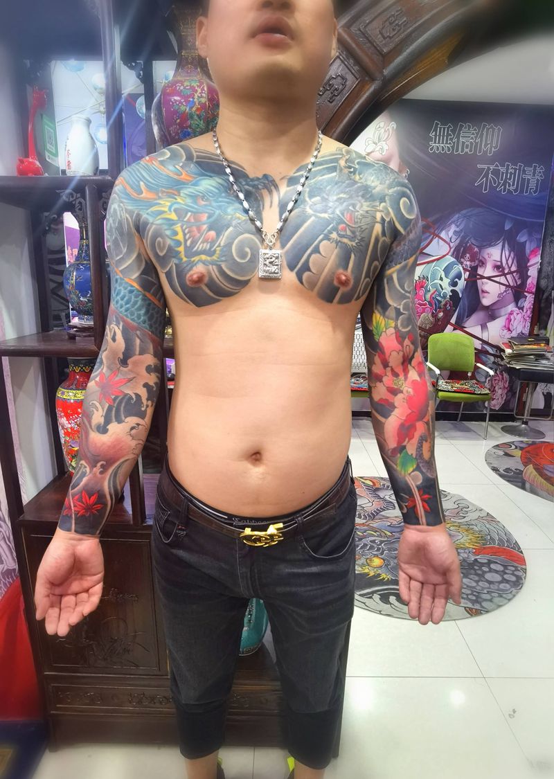 修改旧图双龙纹身图片_胸部肩部老传统纹身图案