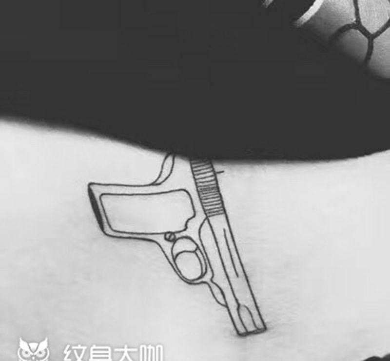 当心，带枪的骚年纹身图片