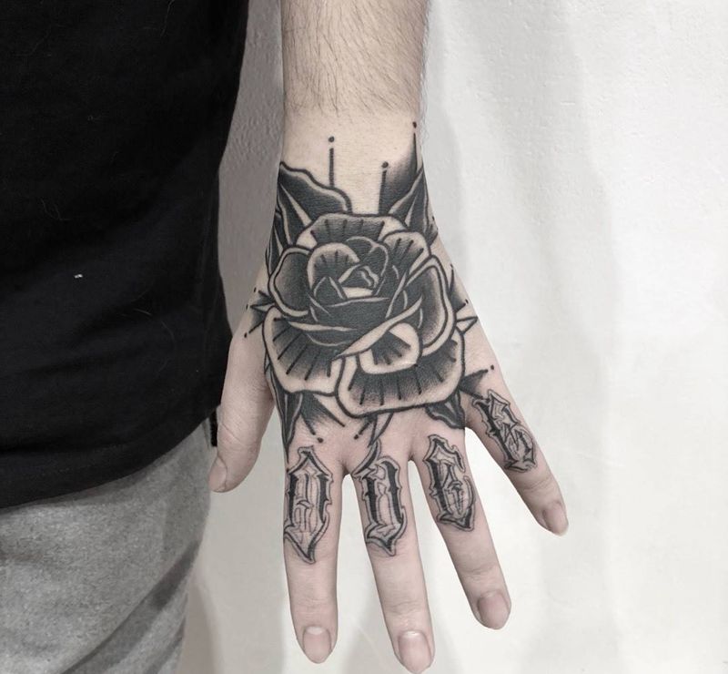 手背玫瑰➕花体纹身图片