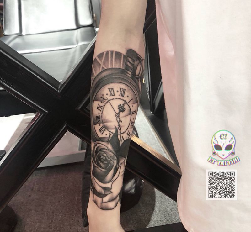 时钟玫瑰融合旧图纹身图片