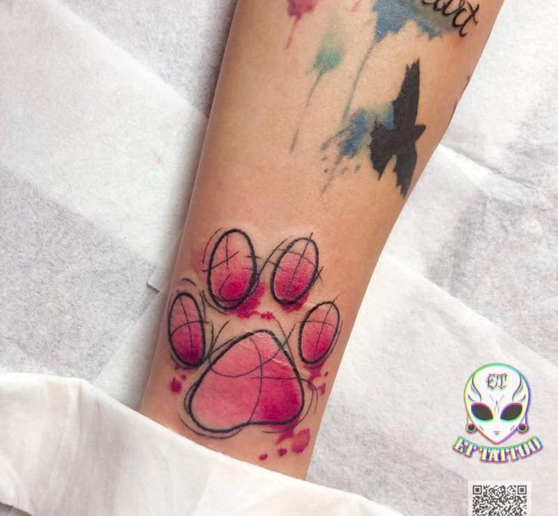 水彩狗狗脚印纹身图片