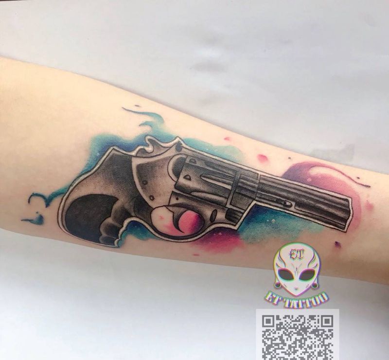 水彩手枪纹身图片