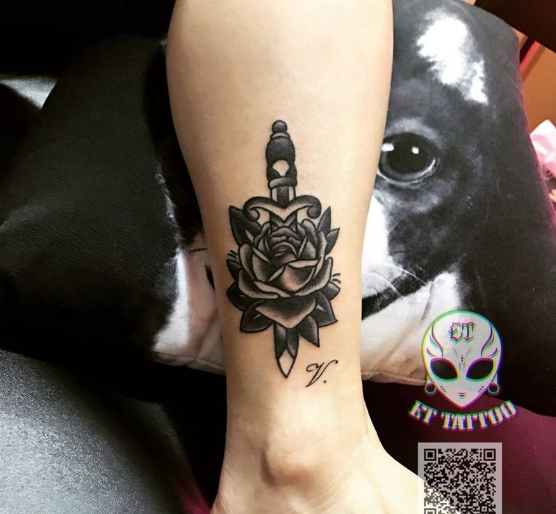 玫瑰匕首纹身图片