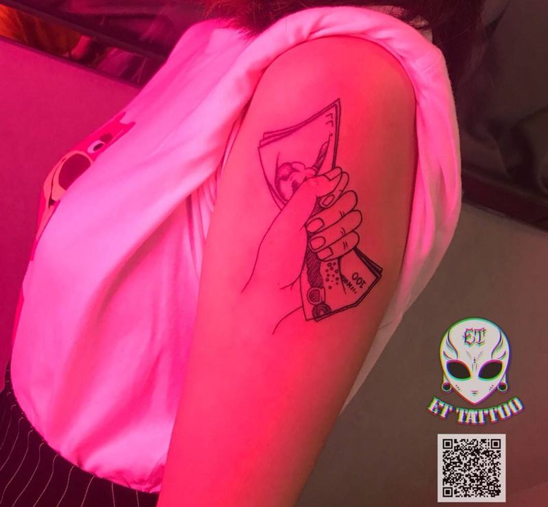 独家设计手抓钱纹身图片