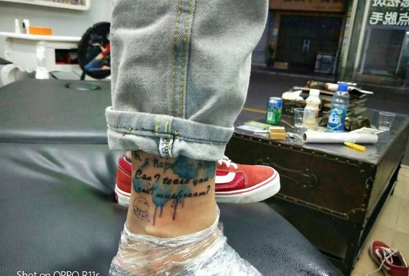 字母纹身图片_脚部花体字水彩字母纹身图案