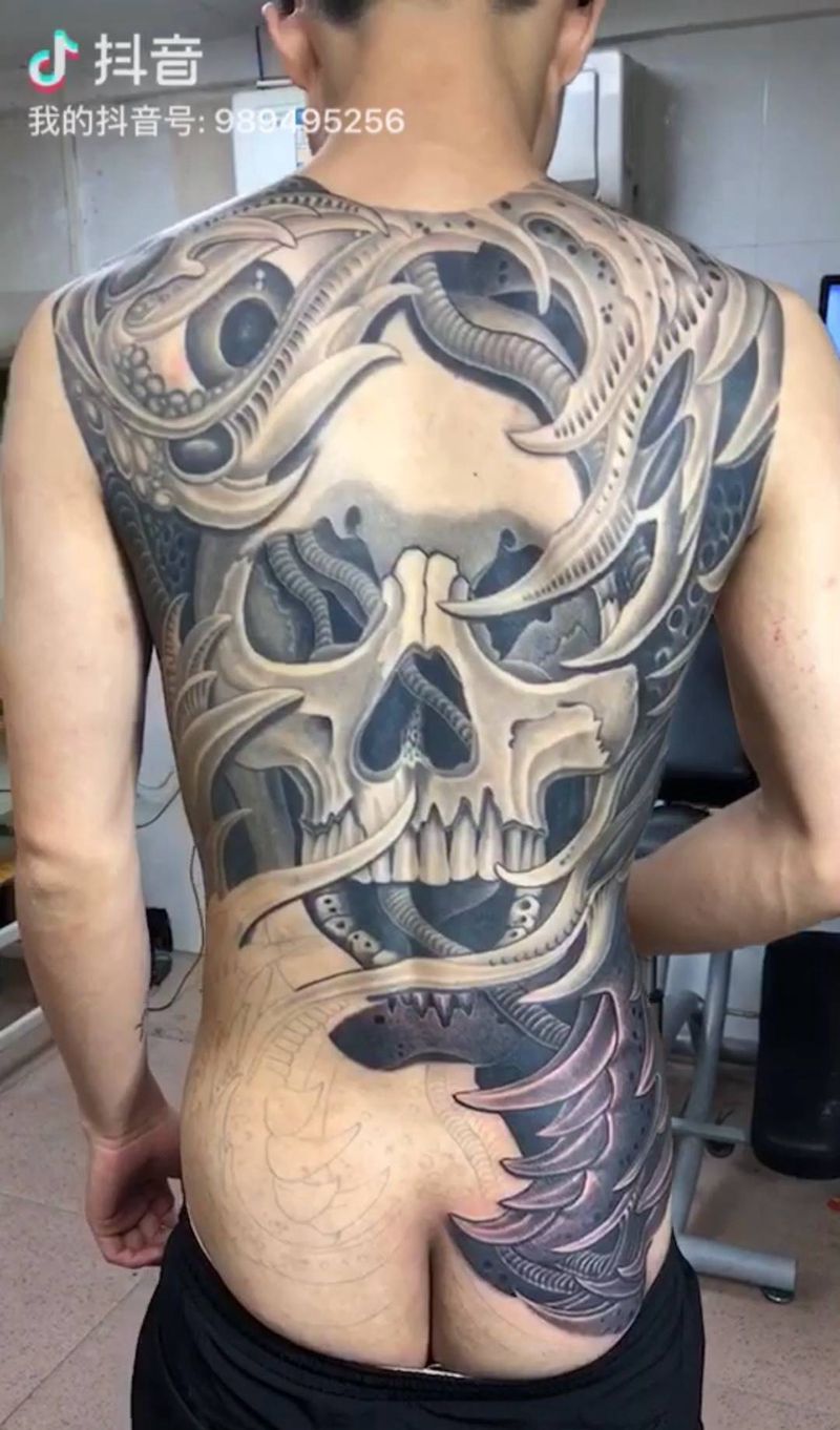 满背黑灰立体纹身图片