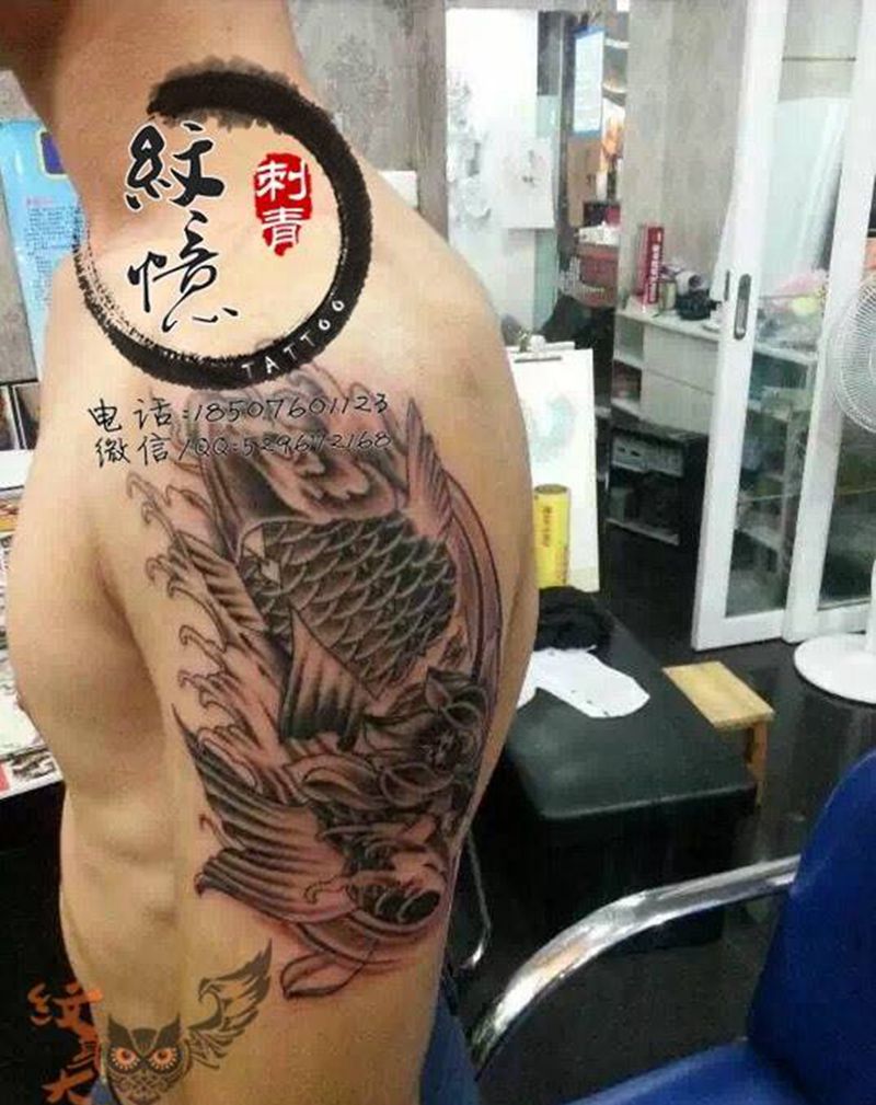 大臂鲤鱼纹身图片