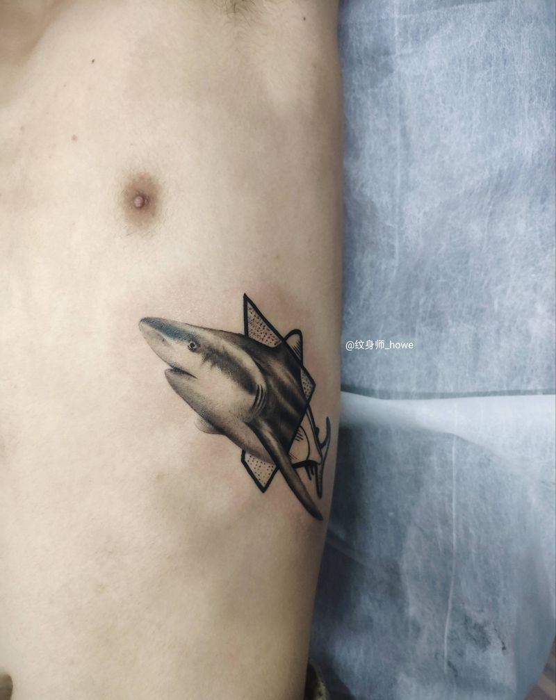 鲨鱼纹身图片_腰部欧美写实纹身图案