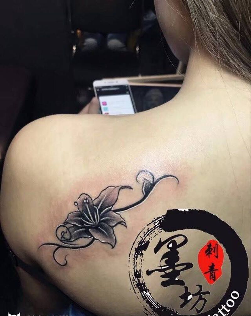 花纹身图片_成品肩部清新植物图腾纹身图案