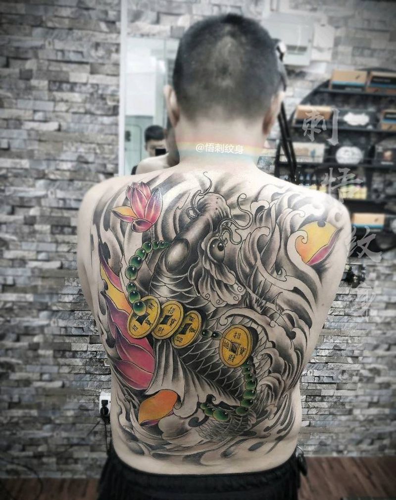 满背鲤鱼纹身图片