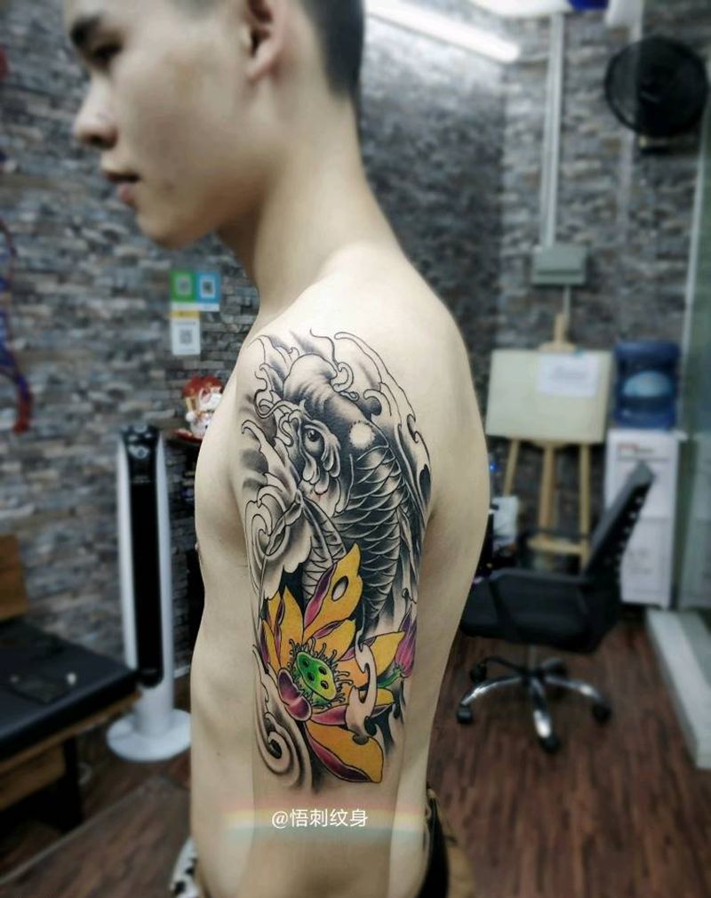 大臂鲤鱼纹身图片