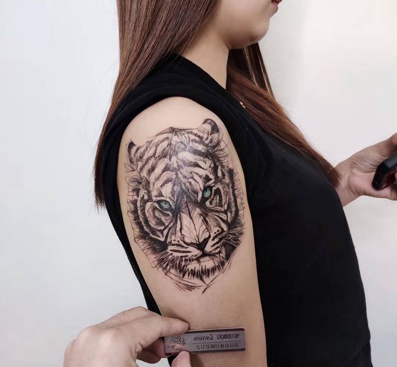 老虎纹身图片_手臂Old School纹身图案