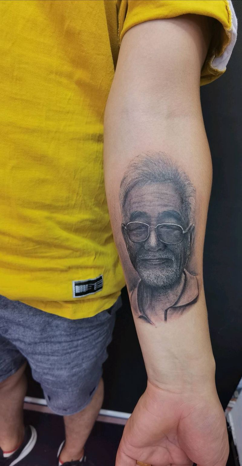 纪念逝世的亲人纹身图片_手臂手部欧美写实纹身图案