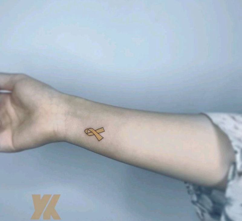 黄丝带纹身图片_手部几何小清新纹身图案