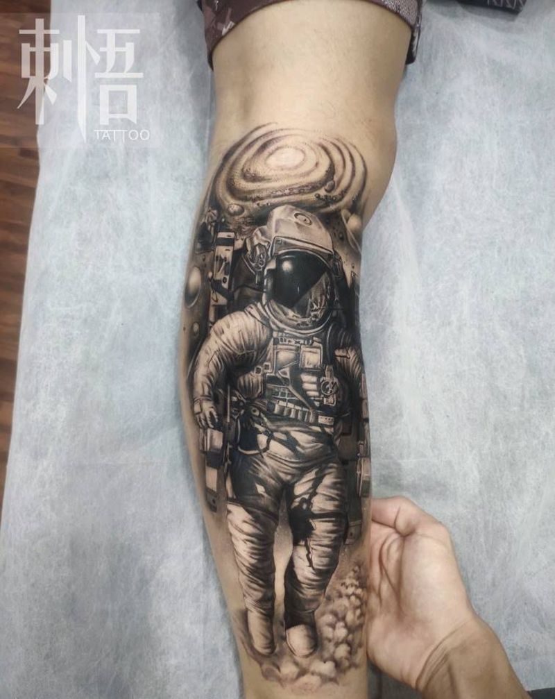 宇航员纹身图片_腿部欧美写实纹身图案