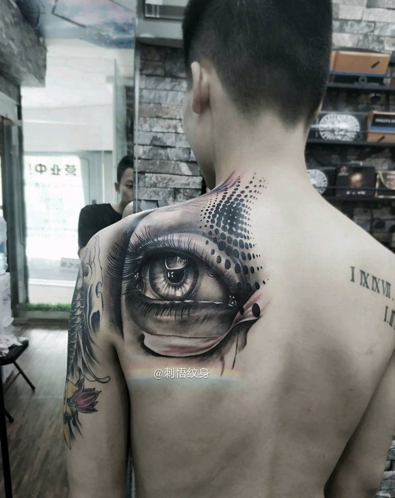 写实眼睛纹身图片_肩部背部欧美写实纹身图案
