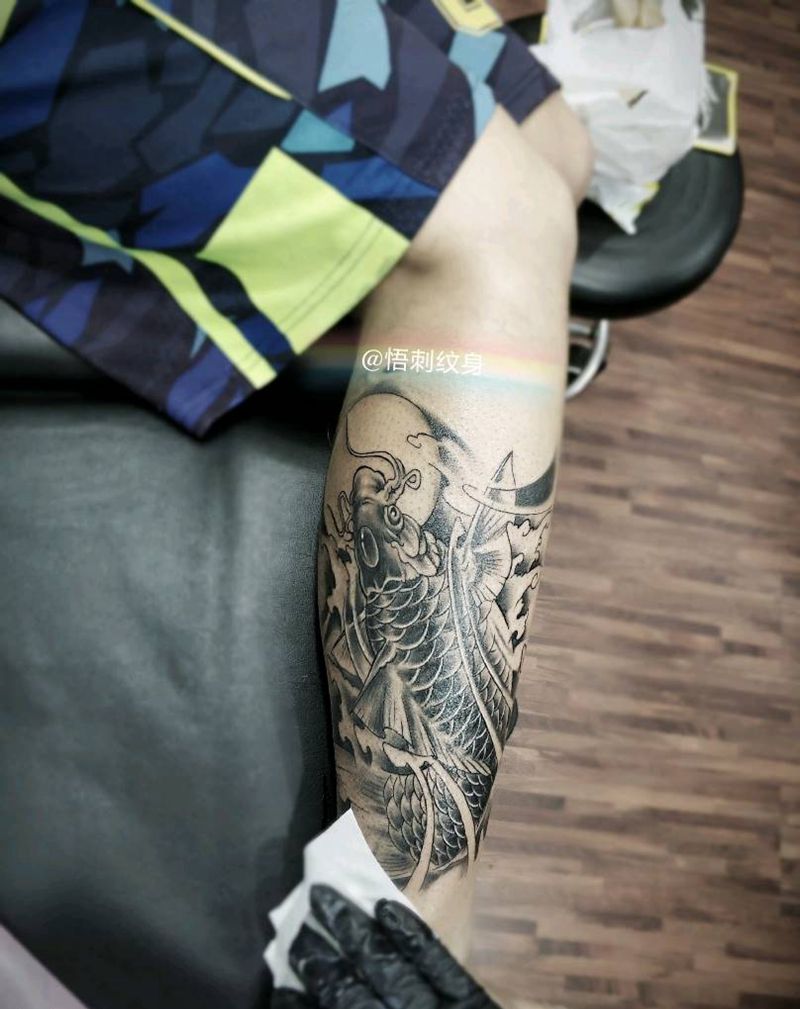 传统鲤鱼小腿纹身图片