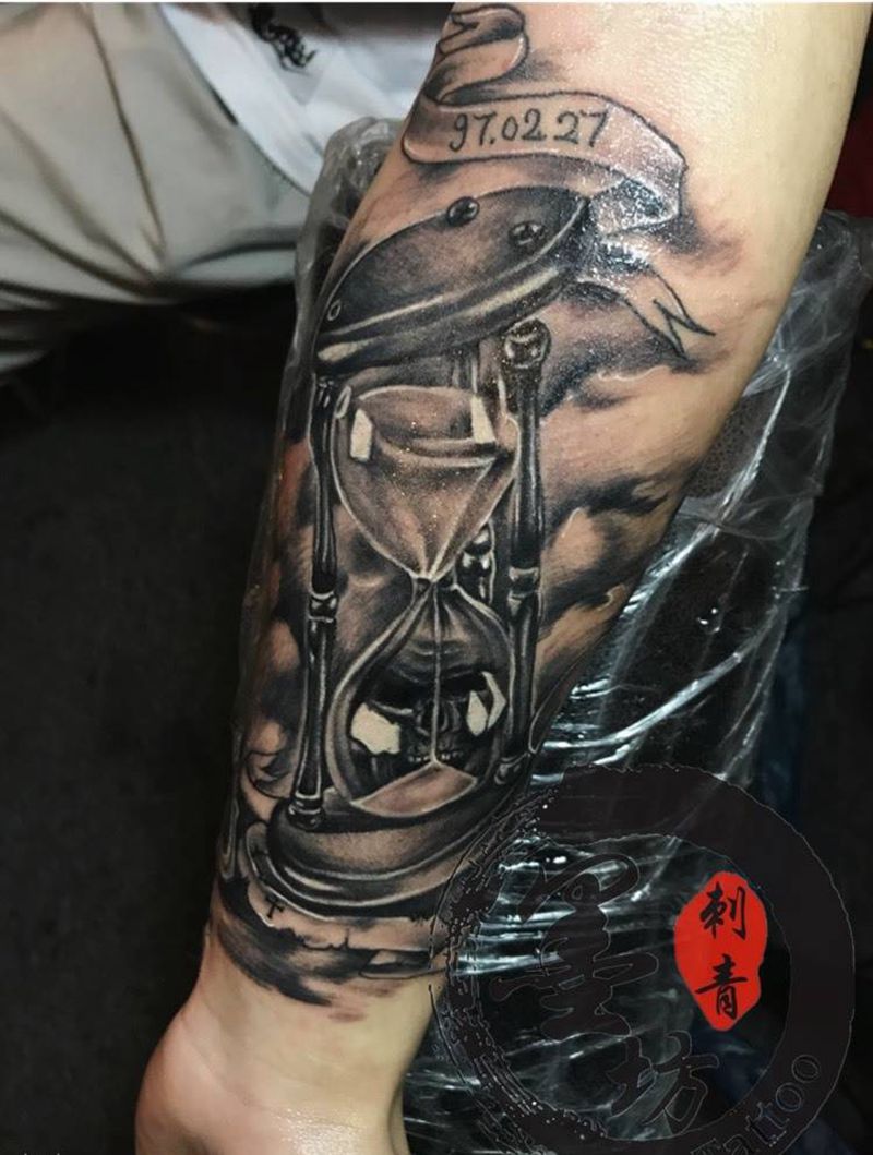 沙漏纹身图片_成品手臂写实欧美静物纹身图案